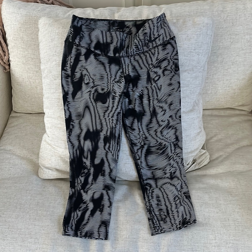 Women’s Nike dri-fit cropped workout leggings size M